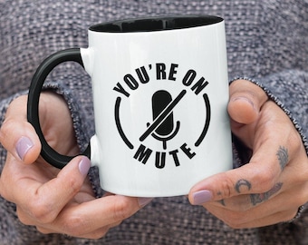 Taza de café divertida You're on Mute, Zoom Meeting (11 o 15 oz) - Hermosa idea de regalo de calidad premium (disponible con interior de color y asa)
