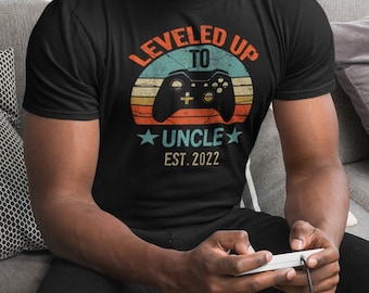 Upplevd till farbror est. 2025 (2024 eller valfritt år), Anpassad år Gamer Ny farbror Söt/Rolig T-shirt Presentidé, Unisex Vuxen Standard T-shirts