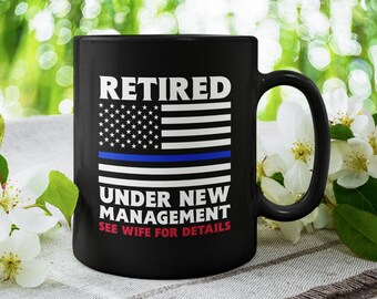 Pensionerad, Under ny ledning, Se fru för detaljer, USA:s flagglogotyp, Polis, Armé, Marin pensionering Rolig/Söt kaffe-/temugg (300 ml eller 440 ml)