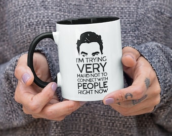 Cita de David Rose, estoy tratando muy duro de no conectarme con la gente en este momento, taza de café divertida para adultos Sweary (11 o 15 oz) - Idea de regalo de calidad
