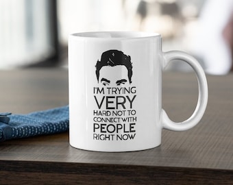 Cita de David Rose, estoy tratando muy duro de no conectarme con la gente en este momento, taza de café divertida para adultos Sweary (11 o 15 oz) - Idea de regalo de calidad