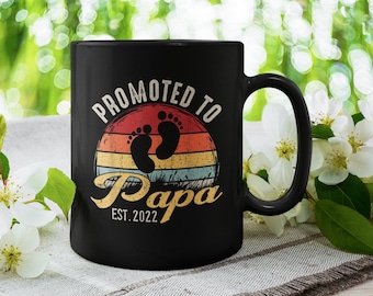 Befordrad till pappa Etablerad 2026 (2027 eller valfritt år), Anpassad år Nyblivna pappa Söt vintage sliten svart kaffe-/temugg (11 eller 15oz)