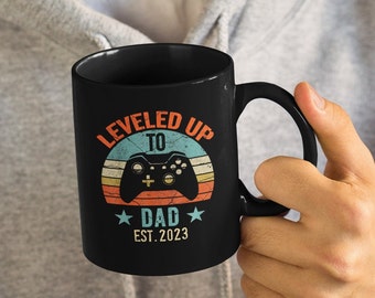 Level Up To Dad Etablerat 2024 (2025 eller valfritt år), Anpassat år Nybliven pappa, Gamer Söt/Rolig Kaffemugg (11 eller 15oz) - Vacker presentidé