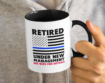 Pensionerad, Under ny ledning, Se fru för detaljer, USA:s flagglogotyp, Polis, Armé, Marin Pensionering Söt/Rolig Kaffe-/Temugg (300 ml eller 440 ml)