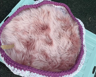 Basket for cats or small dogs