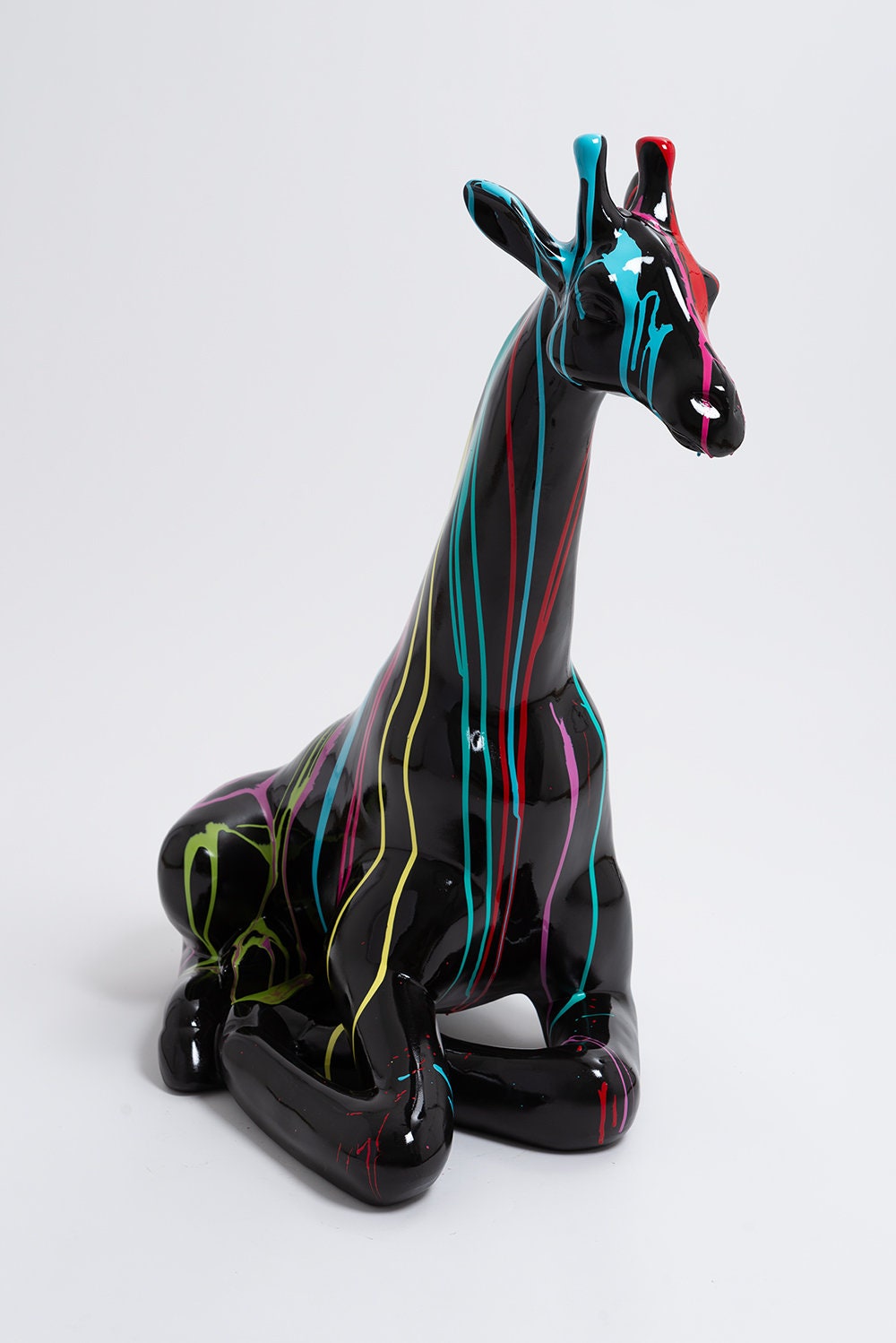 Pretoria - 90 cm Statue en Résine Girafe Assise Taille L Design Trash Multicolore Noir Sculpture Ani