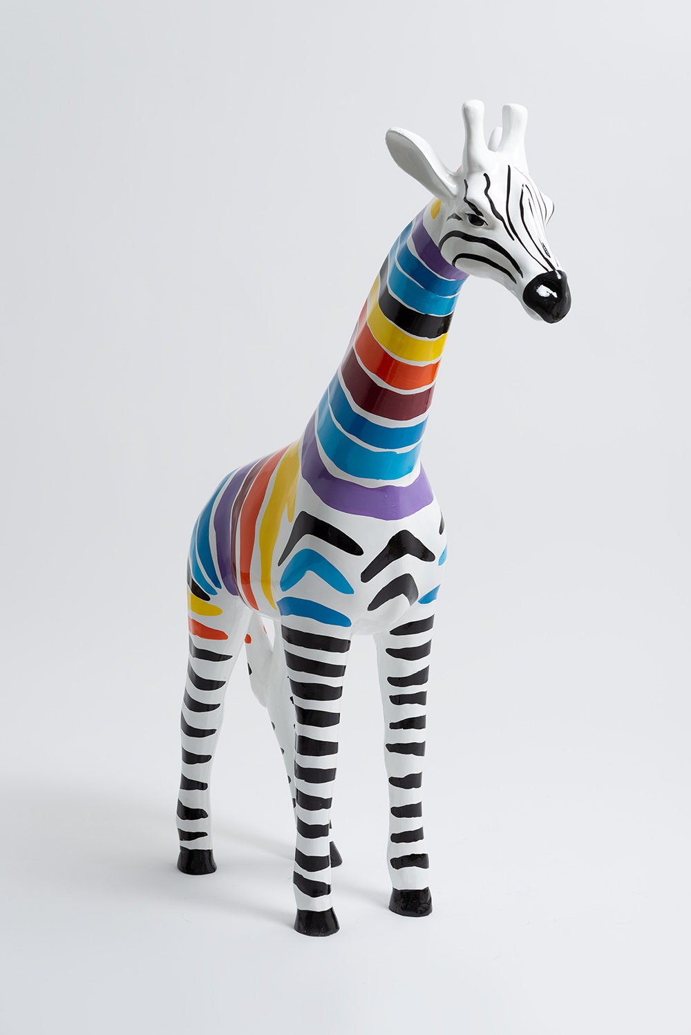 Durban - 110 cm Statue en Résine Bébé Girafe Taille L Design Zèbre Multicolore Sculpture Animal Déco