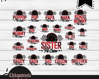 Può includere: Un set di 15 file di taglio digitale che presentano una bandiera a scacchi rossa e nera e un tachimetro con il testo "Pit Crew" e vari titoli di membri della famiglia, come "Mamma", "Papà", "Sorella", "Fratello", "Nonna", "Nonno", "Nana", "Papà", "Pop", "Poppop", "Mimi", "Mamma", "Zia", "Gigi", "Dee Dee", "Titi", "Cugino", "Mamma bonus" e "Nonno".