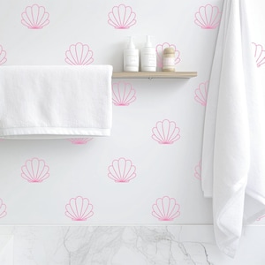 Adesivos de parede com conchas, decoração minimalista para quarto de bebê com tema praiano.