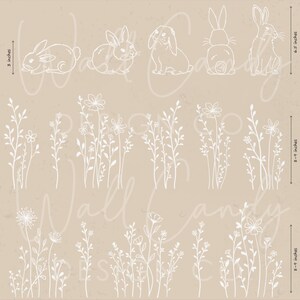 K&ouml;nnte beinhalten: Eine Sammlung wei&szlig;er Strichzeichnungen mit f&uuml;nf Kaninchen und verschiedenen Wildblumenst&auml;ngeln auf beigem Hintergrund. Die Kaninchen sind 3 und 6,5 Zoll hoch, w&auml;hrend die Blumenst&auml;ngel eine H&ouml;he von 8 bis 9 Zoll aufweisen.