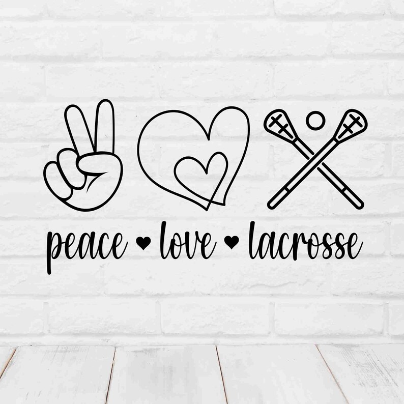 Pu&ograve; includere: Grafica in bianco e nero con un segno di pace, un cuore e due croci di lacrosse incrociate. Il testo "peace love lacrosse" &egrave; sotto la grafica.