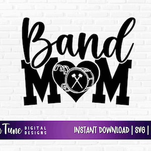 Può includere: Grafica in bianco e nero con il testo "Band Mom" a forma di cuore con un tamburo e bacchette all'interno del cuore.