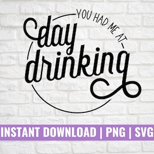 K&ouml;nnte beinhalten: Ein schwarz-wei&szlig;es Grafikdesign auf einem wei&szlig;en Ziegelhintergrund. Das Grafikdesign ist ein Kreis mit dem Text "You had me at day drinking" in einer stilisierten Schriftart.