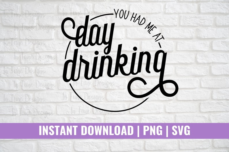 K&ouml;nnte beinhalten: Ein schwarz-wei&szlig;es Grafikdesign auf einem wei&szlig;en Ziegelhintergrund. Das Grafikdesign ist ein Kreis mit dem Text "You had me at day drinking" in einer stilisierten Schriftart.