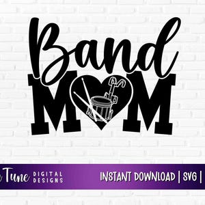 Può includere: Design grafico nero con le parole "Band Mom". La parola "MOM" è in lettere maiuscole, con un cuore a forma di batteria al centro. Il design include il testo "In Tune Digital Designs" e "INSTANT DOWNLOAD | SVG | PNG".