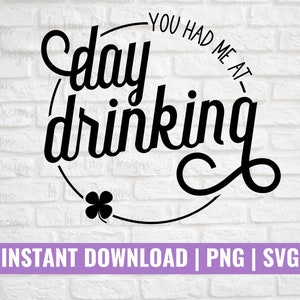K&ouml;nnte beinhalten: Schwarz-wei&szlig;es Grafikdesign mit dem Text "You had me at day drinking" auf einem wei&szlig;en Ziegelhintergrund. Das Design enth&auml;lt ein Kleeblatt.