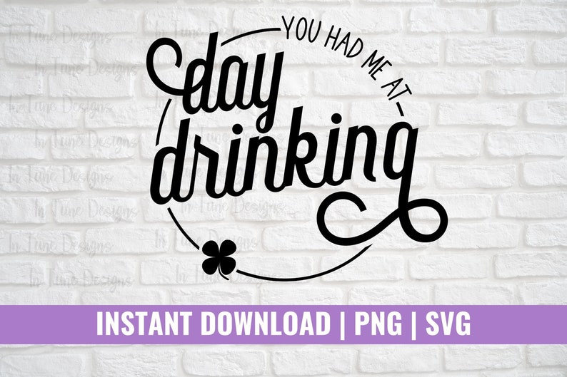 K&ouml;nnte beinhalten: Schwarz-wei&szlig;es Grafikdesign mit dem Text "You had me at day drinking" auf einem wei&szlig;en Ziegelhintergrund. Das Design enth&auml;lt ein Kleeblatt.