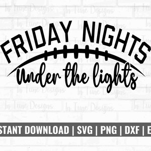 Può includere: Grafica in bianco e nero con il testo "FRIDAY NIGHTS under the lights" e una grafica di football sopra il testo.