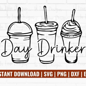 Peut inclure: Illustration en noir et blanc de trois gobelets de café glacé avec des pailles. Le texte "Day Drinker" est écrit en cursive en dessous. Le bas de l'image contient le texte "INSTANT DOWNLOAD | SVG | PNG | DXF | EPS".