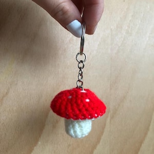 Gehäkelter Pilz Schlüsselanhänger | Gehäkelte Schlüsselanhänger | Farbige Pilz-Schlüsselanhänger | Handarbeit | Kleine Geschenke