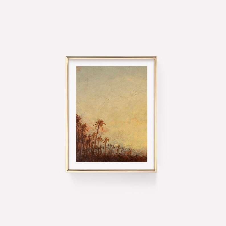 Puede incluir: Una pintura enmarcada de un paisaje con palmeras en primer plano y un cielo brumoso en el fondo. Los colores son apagados y c&aacute;lidos, con tonos de marr&oacute;n, amarillo y azul.