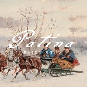 K&ouml;nnte beinhalten: Ein antiker Winterlandschaftsdruck mit einem von Pferden gezogenen Schlitten mit drei Passagieren. Die Pferde sind braun und wei&szlig; und ziehen einen gr&uuml;nen Schlitten durch eine verschneite Landschaft. Der Text "Patina Print Shop" ist auf dem Bild &uuml;berlagert.