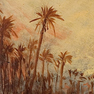 Puede incluir: Una pintura que representa una escena tropical con palmeras en primer plano y un cielo amarillo y naranja en el fondo.