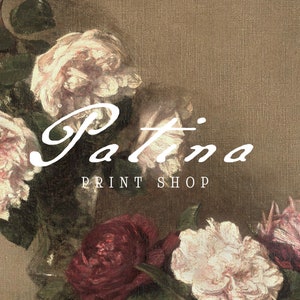 以下が含まれることがあります： 「Patina Print Shop」という印刷店のヴィンテージ風のロゴで、ピンクと赤のバラの花柄がデザインされています。