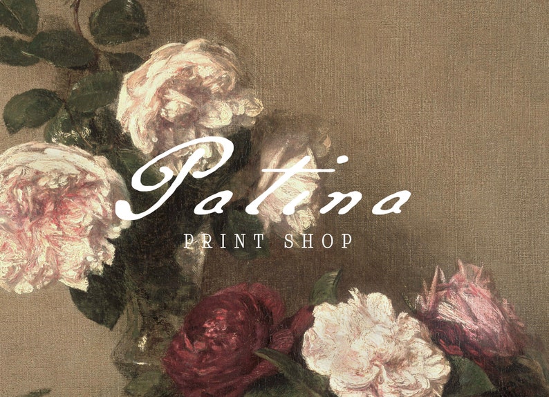 以下が含まれることがあります： 「Patina Print Shop」という印刷店のヴィンテージ風のロゴで、ピンクと赤のバラの花柄がデザインされています。