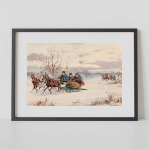 K&ouml;nnte beinhalten: Gerahmter Druck einer Winterszene mit einem Pferdeschlitten. Das Kunstwerk zeigt Passagiere im Schlitten, gezogen von Pferden durch eine verschneite Landschaft. Die Farbpalette ist ged&auml;mpft, mit kahlen B&auml;umen und einem entfernten Schlitten.