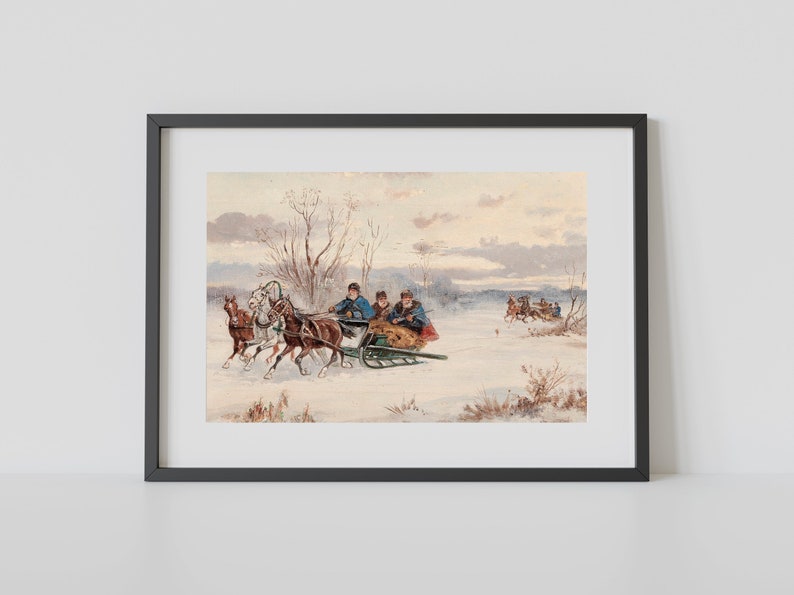 K&ouml;nnte beinhalten: Gerahmter Druck einer Winterszene mit einem Pferdeschlitten. Das Kunstwerk zeigt Passagiere im Schlitten, gezogen von Pferden durch eine verschneite Landschaft. Die Farbpalette ist ged&auml;mpft, mit kahlen B&auml;umen und einem entfernten Schlitten.
