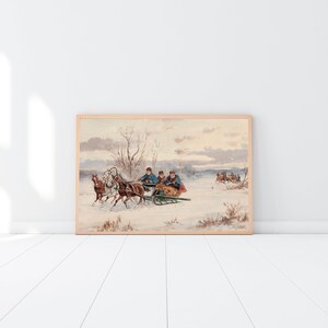 K&ouml;nnte beinhalten: Ein gerahmter Vintage-Druck zeigt eine Winterszene mit einem von Pferden gezogenen Schlitten, der durch eine verschneite Landschaft f&auml;hrt. Das Kunstwerk zeigt ged&auml;mpfte T&ouml;ne von Braun, Blau und Wei&szlig;, mit kahlen B&auml;umen und einem weichen, bew&ouml;lkten Himmel. Ein zweiter Schlitten ist in der Ferne zu sehen.