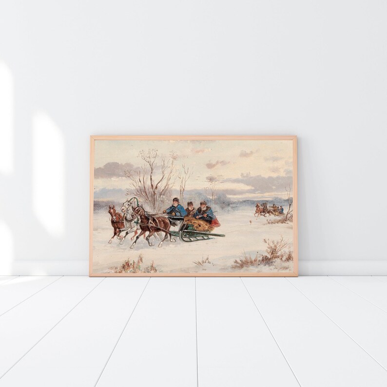 K&ouml;nnte beinhalten: Ein gerahmter Vintage-Druck zeigt eine Winterszene mit einem von Pferden gezogenen Schlitten, der durch eine verschneite Landschaft f&auml;hrt. Das Kunstwerk zeigt ged&auml;mpfte T&ouml;ne von Braun, Blau und Wei&szlig;, mit kahlen B&auml;umen und einem weichen, bew&ouml;lkten Himmel. Ein zweiter Schlitten ist in der Ferne zu sehen.