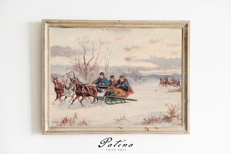 K&ouml;nnte beinhalten: Ein gerahmter Druck im antiken Stil zeigt eine Winterszene mit Pferdeschlitten. Das Kunstwerk zeigt eine verschneite Landschaft, kahle B&auml;ume und Figuren in Winterkleidung. Der Druck hat eine Vintage-&Auml;sthetik mit ged&auml;mpften Farben.