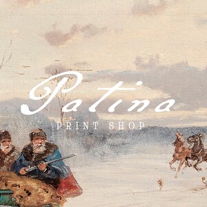 K&ouml;nnte beinhalten: Ein Gem&auml;lde im antiken Stil, das eine Winterlandschaft mit Figuren in Pelzm&uuml;tzen und M&auml;nteln sowie einen Pferdewagen zeigt. Der Text "Patina PRINT SHOP" ist &uuml;ber dem Bild platziert. Die Szene spielt in einer verschneiten Umgebung.