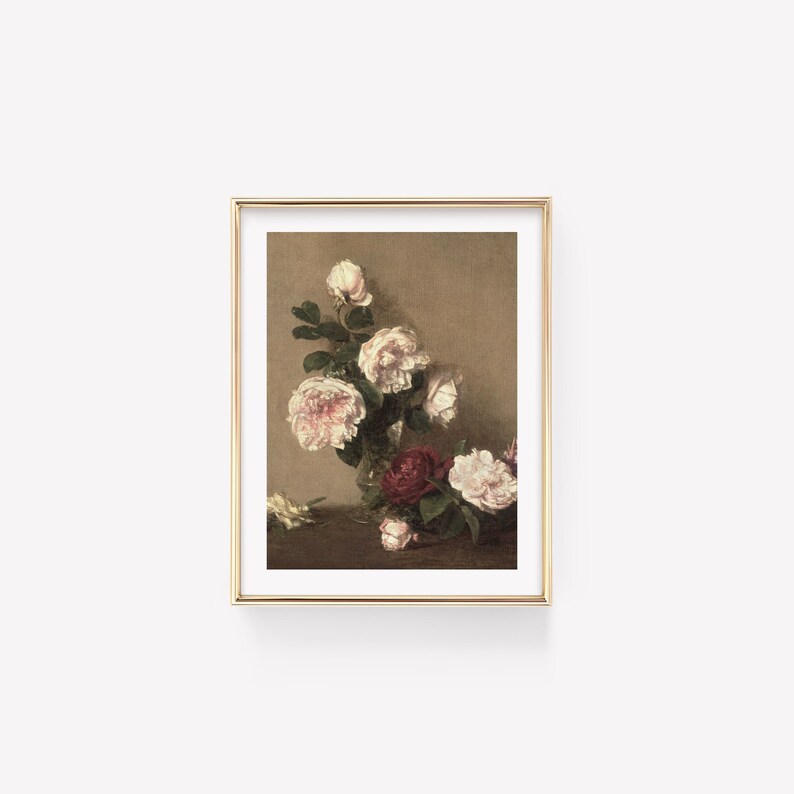 以下が含まれることがあります： ピンクと白のバラの花束が花瓶に活けられた静物画の額装。バラは緩やかで自然なスタイルで配置され、背景は柔らかな茶色です。