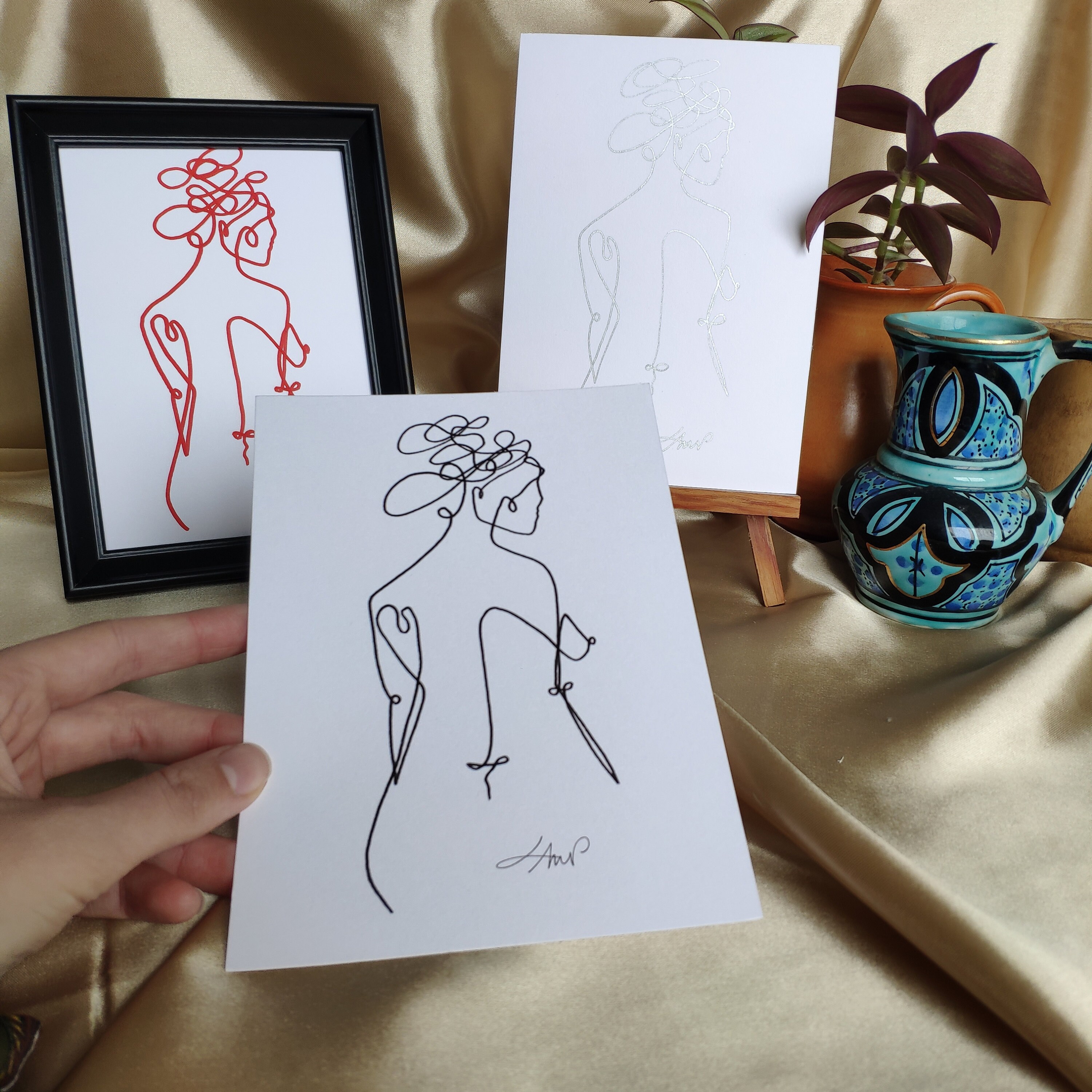 Grande Carte Illustrée - Femme de 3/4 Arrière