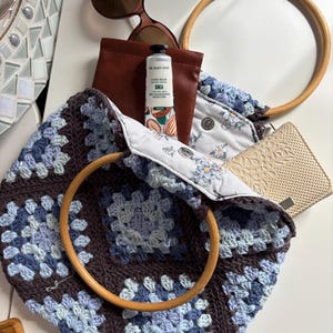 Crochet granny square bag with bamboo handles