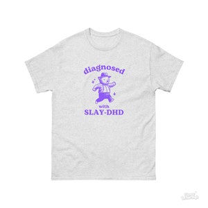 Gediagnosticeerd met Slay-DHD, grappig ADHD shirt, Bear T shirt, stom Y2k shirt, stom vintage shirt, geestelijke gezondheid cartoon T-shirt, dom meme shirt Ash