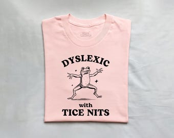 Dyslexique présentant des lentes, chemise drôle contre la dyslexie, t-shirt grenouille, chemise stupide de l'an 2000, chemise vintage stupide, t-shirt dessin animé sarcastique, chemise mème idiote