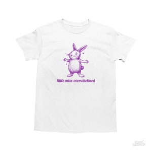 Little Miss Overwhelmed, camisa engraçada de coelho, camiseta meme, camisa idiota Y2k, camisa vintage estúpida, camiseta de desenho animado, presente bobo de melhor amigo, pateta