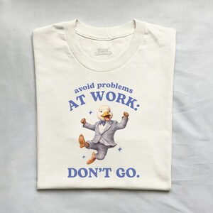 Evita problemas en el trabajo, camiseta divertida de trabajo, camiseta de pato, camiseta tonta del año 2000, camiseta de oficina desquiciada, regalo para un compañero de trabajo, camiseta de meme tonto, caótica