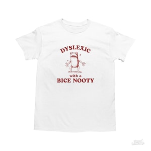 Disléxico com um Bice Nooty, camisa engraçada para dislexia, camiseta de sapo, camisa idiota Y2k, camisa pateta estúpida, camiseta sarcástica de desenho animado, camisa meme boba