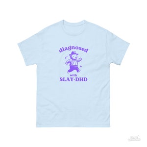 Slay-DHD, T-shirt drôle de TDAH, T-shirt ours, T-shirt stupide de l'an 2000, T-shirt vintage stupide, T-shirt de dessin animé sur la santé mentale, T-shirt mème idiot Light Blue