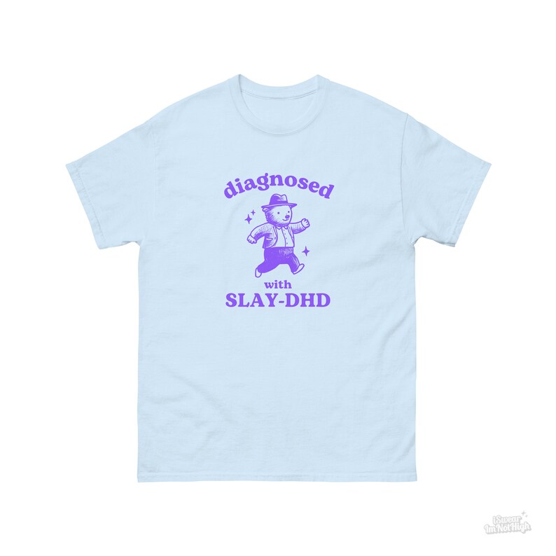 Gediagnosticeerd met Slay-DHD, grappig ADHD shirt, Bear T shirt, stom Y2k shirt, stom vintage shirt, geestelijke gezondheid cartoon T-shirt, dom meme shirt Light Blue