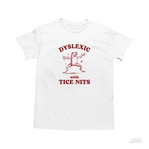 Dyslectisch met Tice Neten, grappige dyslexie shirt, kikker T shirt, stom Y2k shirt, stom vintage shirt, sarcastische cartoon tee, domme meme shirt afbeelding 1