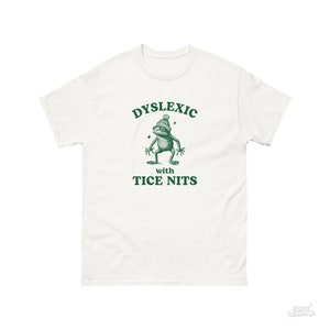 Dyslexic With Tice Nits, Funny Dyslexia Shirt, Frog T Shirt, Dumb Y2k Shirt, Stupid Vintage Shirt, Sarcastic Cartoon Tee, Silly Meme Shirt Biały