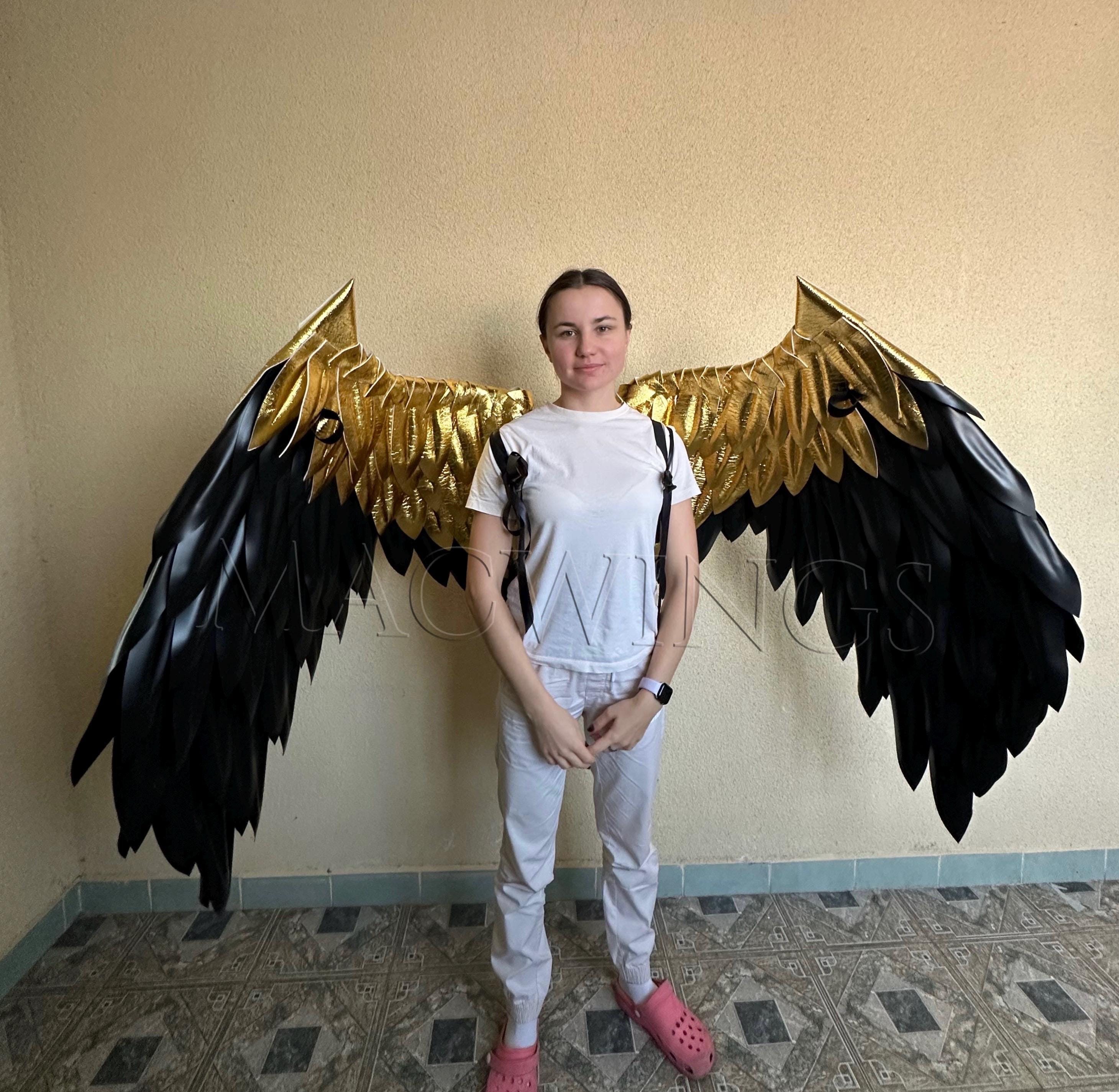 可動式の黒と金の翼、悪魔の翼、堕天使、ルシファーの翼、ダーク