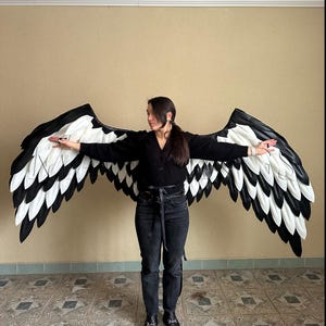 Disfraz de alas blancas y negras flexibles Disfraz de ángel adulto con alas para cosplay Accesorios fotográficos para fotografiar cómics para alas de Halloween