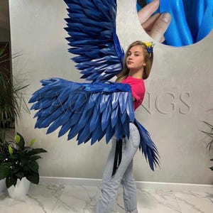 青いコンゴウインコのコスチュームの翼と尾、ダンス、カーニバル、ハロウィン用の大人用青い鳥の翼、青いコンゴウインコの可動式腕翼コスプレ写真小道具